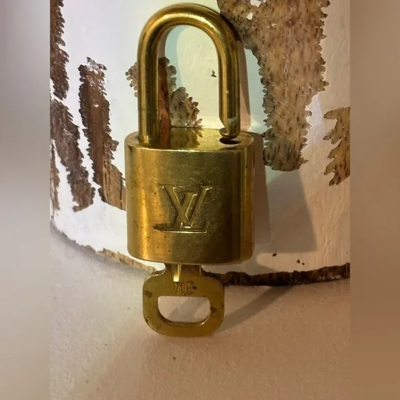🇫🇷 #314 Louis Vuitton Brass Padlock with Key #314 - Picture 8 of 8